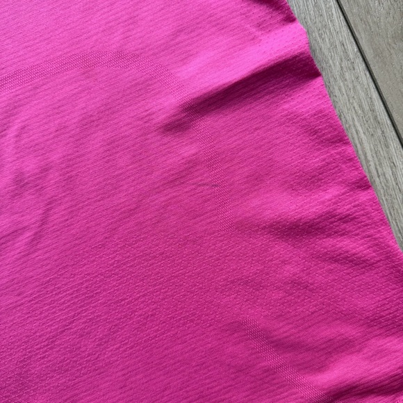 Lululemon Women's Pink T-Shirt - Picture 5 of 6